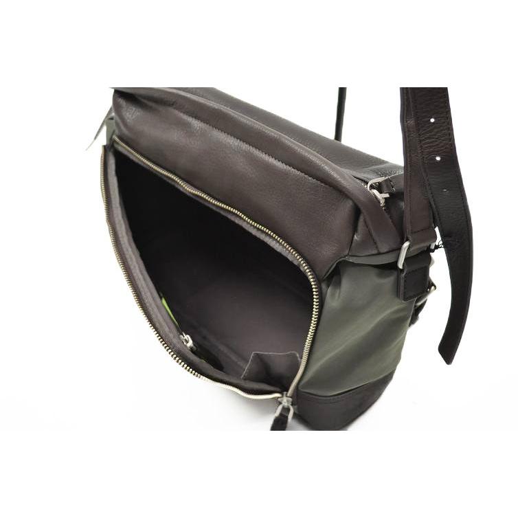 Paul Smith（ポール・スミス） メンズ ショルダーバッグ カーキ