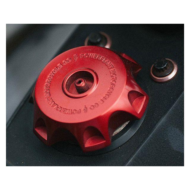 POWERPLANT その他外装関連パーツ P16 M8用 MXベントガスキャップセット（レッド） パワープラント_1