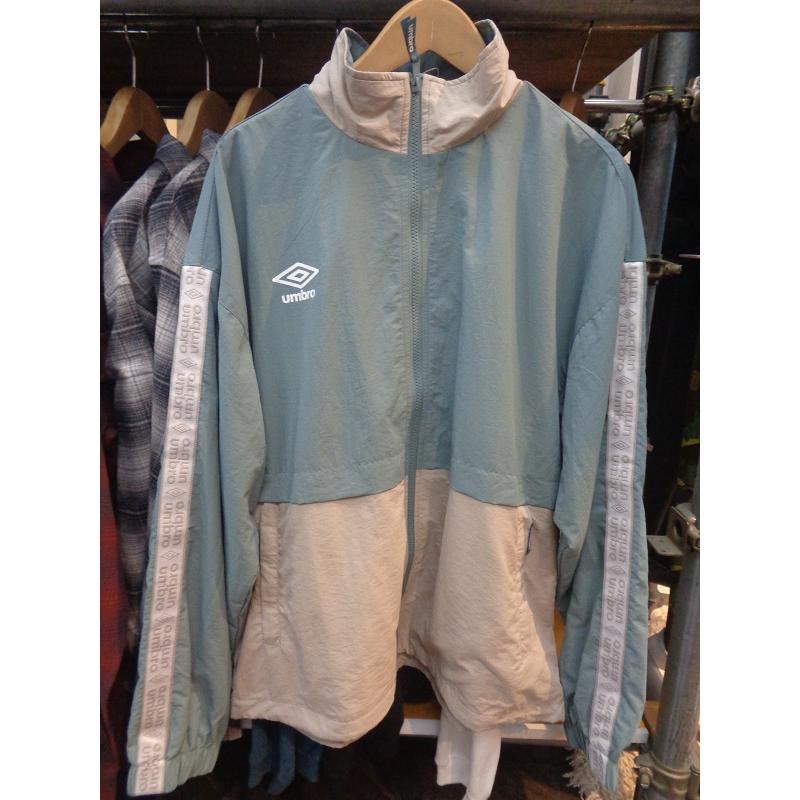 umbro（アンブロ） 送料無料！！ ナイロン トラックジャケット