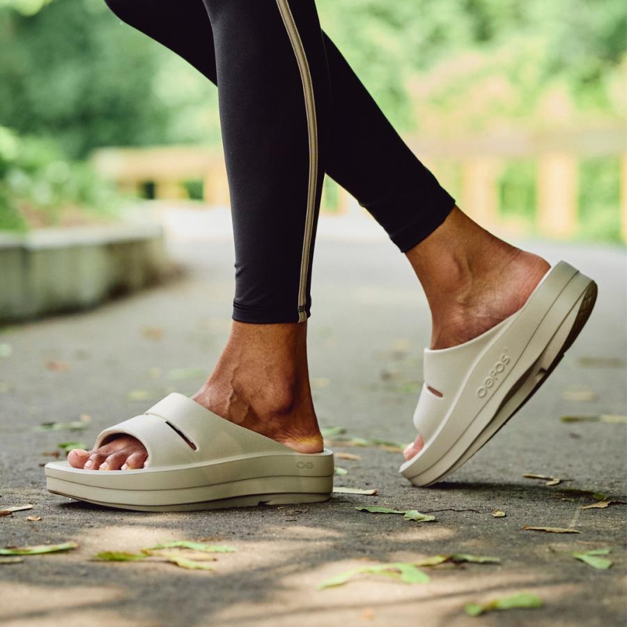 OOFOS（ウーフォス） リカバリーサンダル OOmega OOahh -BLACK・NOMAD