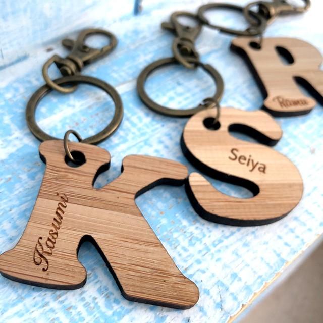 キーホルダー 名入れ 木製 バンブー アルファベット 名入れ無料 送料