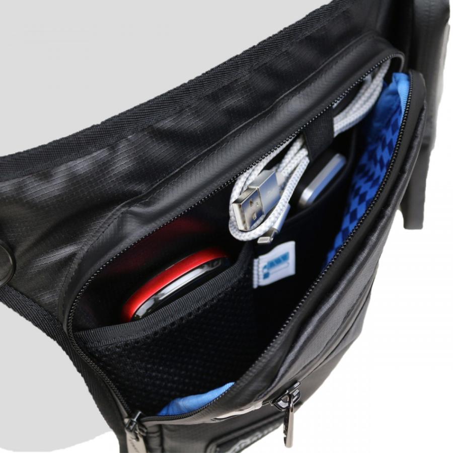 フラットウエストポーチ SL-22身に着けたままスマホを操作。体にフィットするコンパクトなウエストポーチ。 |  | 04