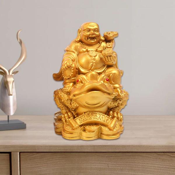 笑う仏陀は卓上装飾ゴールデンのためのお金のカエルの像に座る