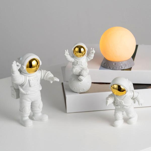 オフィス本棚のための宇宙飛行士の置物の像の像金黄色い4pcs
