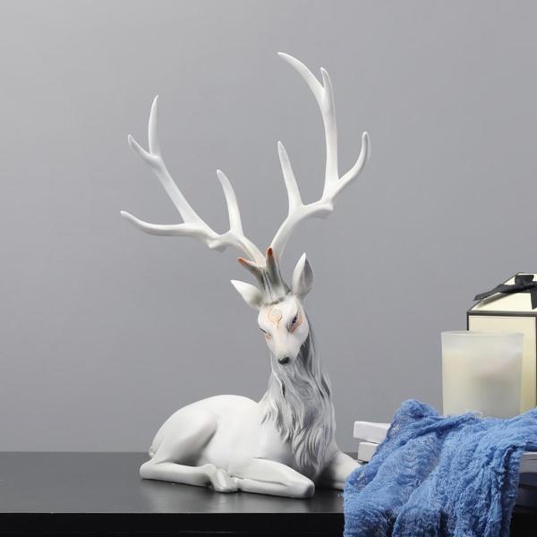 鹿の装飾収集可能なホームオフィストナカイの装飾品は灰色に座っています