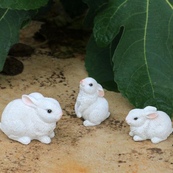 3個の愛らしいバニーの置物家の結婚式のリビングルームのためのウサギの像