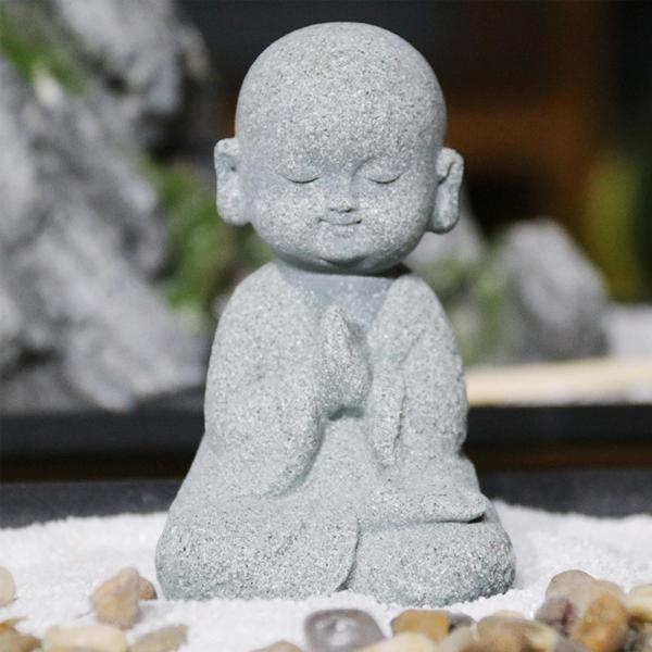 植木鉢の装飾のための砂岩の仏僧の像の置物は一緒に手を彫刻します サンキャッチャー