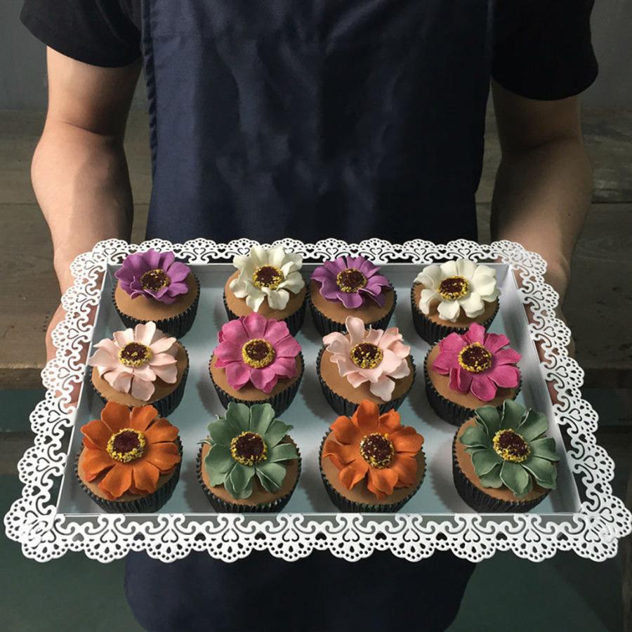 長方形のサービングプレートのカップケーキのケーキの食器トレー