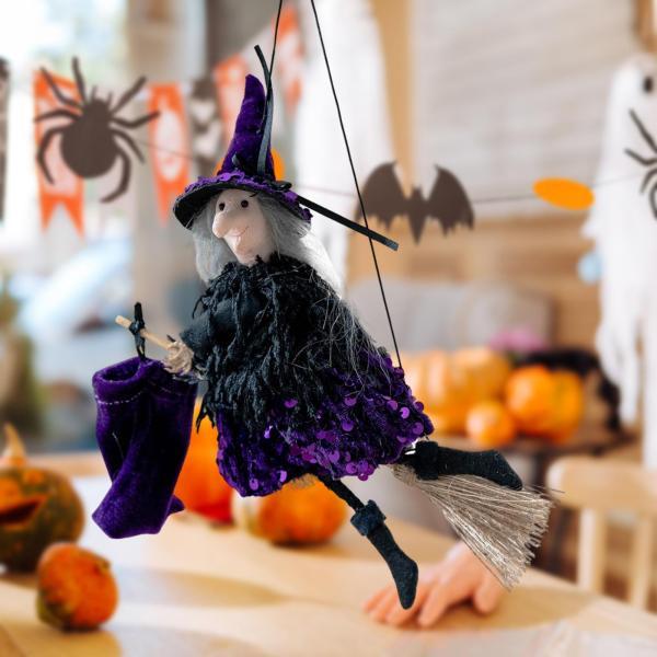 ハロウィン ほうきに乗った魔女のペンダント小道具 空飛ぶ魔女 壁飾り