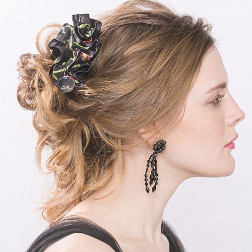 ヘアアクセサリー シュシュ エイリーイリー チャーム 上品 ブランド 高級 Sale 97 Off 髪留め おしゃれ ヘアゴム ギフト イランイラン プレゼント イニシャル