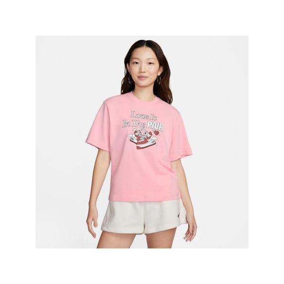 一回着用したのみの、美品です。 NIKE（ナイキ） ウィメンズ NSW OC 1 ボクシー VDAY S/S Tシャツ