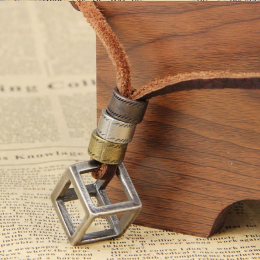 国内配送 革紐 ネックレス メンズ レディース レトロ アンティーク調 ペンダント キューブモチーフ Aynaelda Com