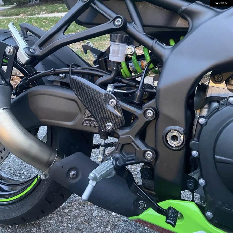 並行輸入品カーボン カワサキ ZX-4R ZX4RR ZX4R 2023-2025 ZX25R ZX-25R 2020-2024 バイク アクセサリー ヒールプレート ガード フットレストの画像