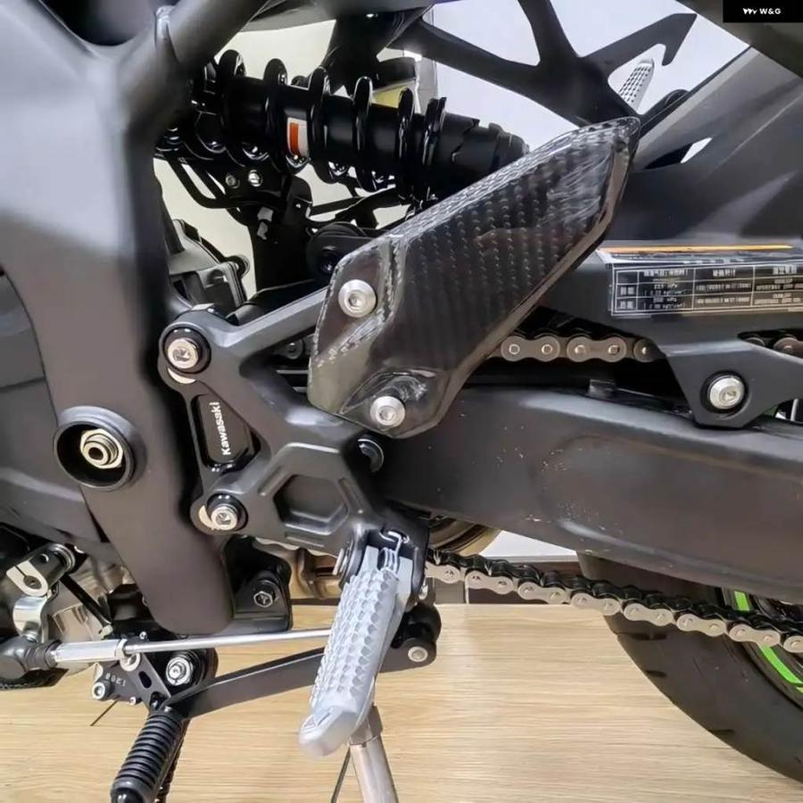 並行輸入品カーボン カワサキ ZX-4R ZX4RR ZX4R 2023-2025 ZX25R ZX-25R 2020-2024 バイク アクセサリー ヒールプレート ガード フットレストの画像