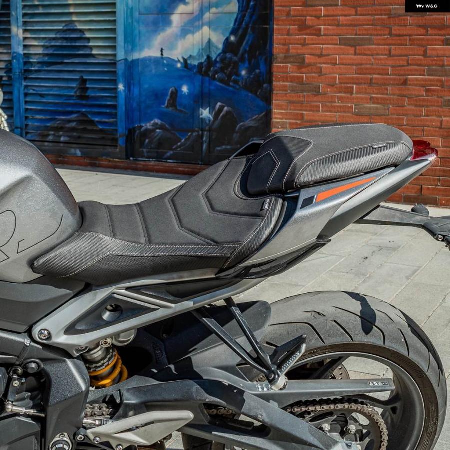 並行輸入品バイク フロントドライバー シート ピリオン パッド リアパッセンジャーシート クッション トライアンフ STREET TRIPLE 765/765S/765R 2023の画像