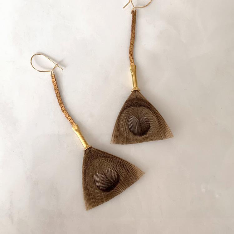 serefina セレフィーナ Feathered Mini Broomstick Earrings TAUPE 