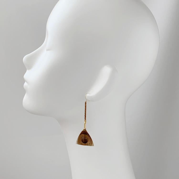 serefina セレフィーナ Feathered Mini Broomstick Earrings TAUPE 