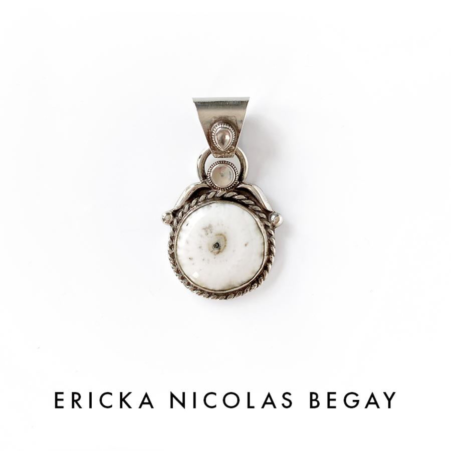 ERICKA NICOLAS BEGAY エリッカ ニコラス ビゲイ ホワイトバッファロー 