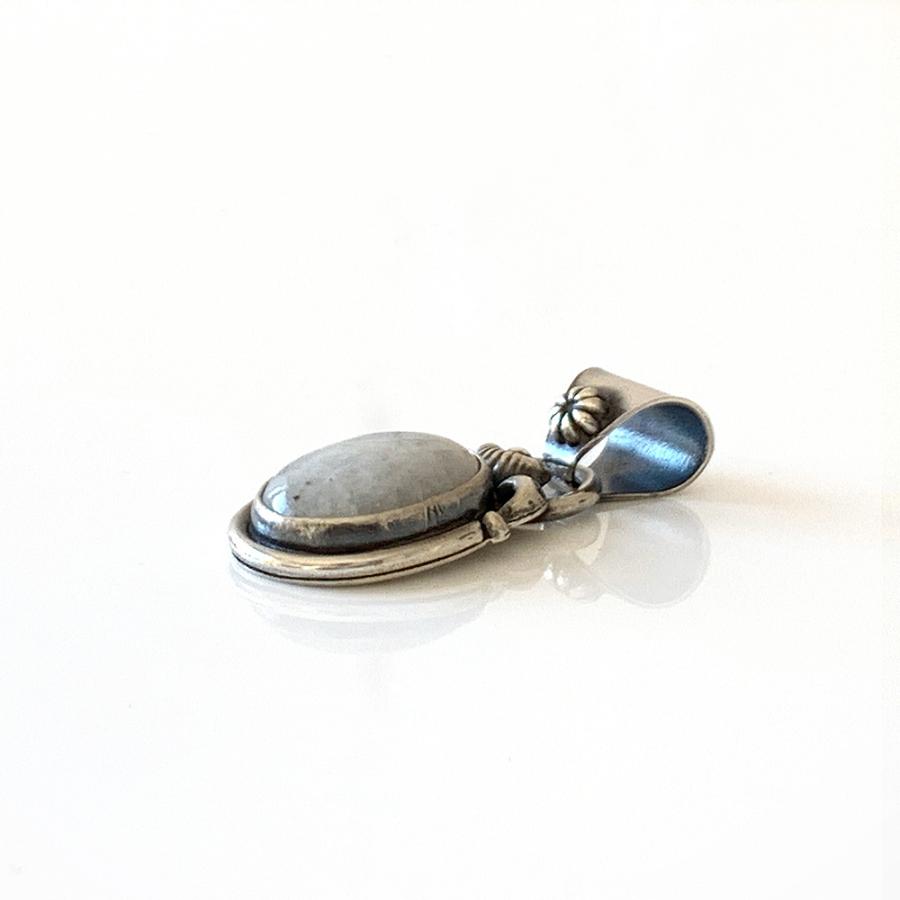 エリッカニコラスビゲイ　バングル　ムーンストーン エリッカニコラスビゲイ バングル ムーンストーン - メルカリ