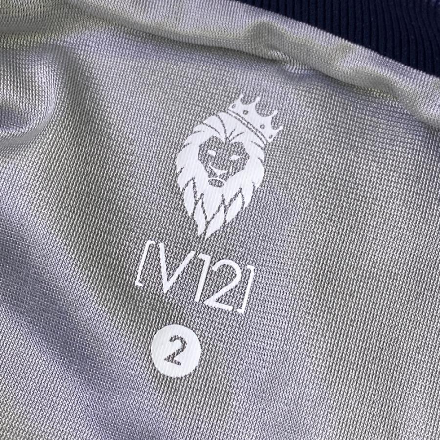 サイズ：2 V12 ヴィトゥエルヴ  ロゴプリント 長袖ブルゾン ジャケット  ネイビー系 [240101617426] ゴルフウェア レディース ストスト V12（ヴィ・トゥエルヴ） ロゴプリント 長袖ブルゾン ジャケット