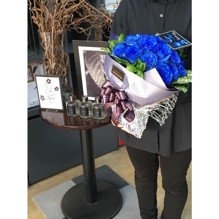 青いバラのブーケ フラワーアレンジメント Bouquet005 Designers Fの青いバラのブーケ Bouquet005ならショッピング ランキングや口コミも豊富なネット通販 更にお得なpaypay残高も スマホアプリも充実で毎日どこからでも気になる商品をその場でお求めいただけます 花