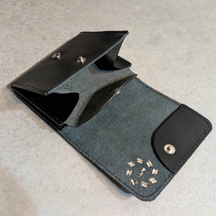 日本製 栃木レザー フラワースタッズ トラッカーウォレット 財布