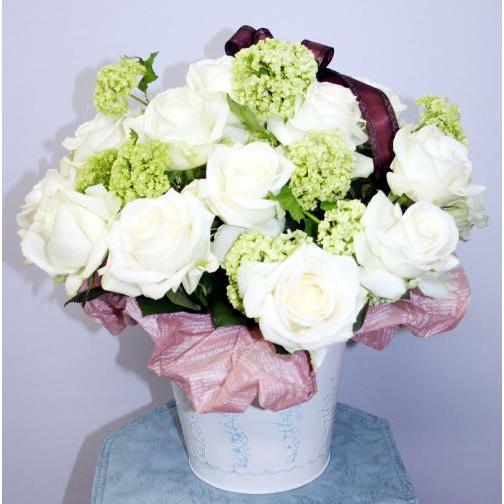 白バラのラウンド【生花　アレンジ】誕生日 お祝い 開店祝い 内祝い ウエディング ブライダル 結婚記念日 バレンタインデー 【地域限定送料無料】 | 