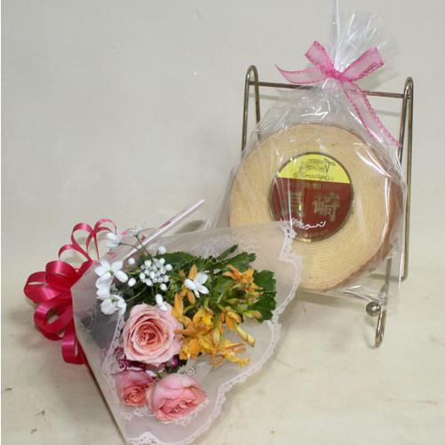 ミニ花束とスイーツのセット　長崎バウムクーヘン　カーギ　チョコウェハース　ナカミチ食品パウンドケーキ赤い帽子のクッキー＆チョコ【地域限定送料無料】 |  | 02