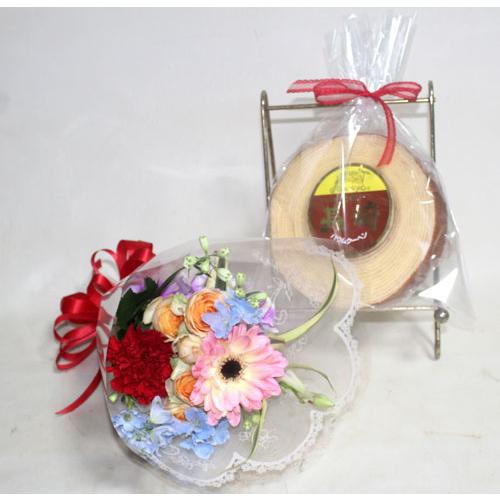 ミニ花束とスイーツのセット　長崎バウムクーヘン　カーギ　チョコウェハース　ナカミチ食品パウンドケーキ赤い帽子のクッキー＆チョコ【地域限定送料無料】 |  | 03