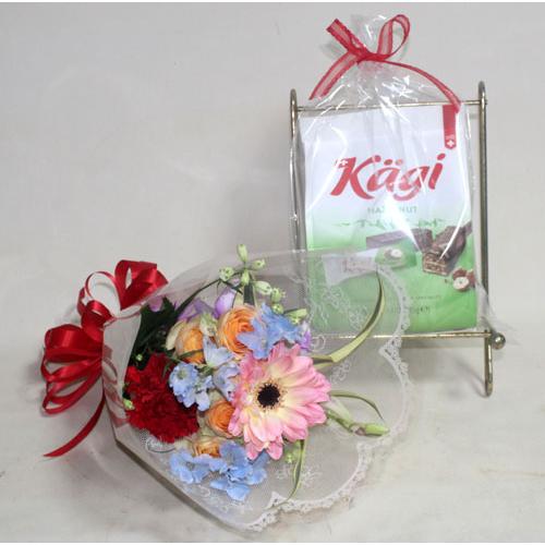 ミニ花束とスイーツのセット　長崎バウムクーヘン　カーギ　チョコウェハース　ナカミチ食品パウンドケーキ赤い帽子のクッキー＆チョコ【地域限定送料無料】 |  | 06