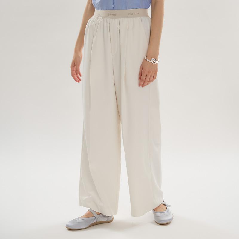 新品同　emmi yoga エミヨガ　ヨガウェア　フェザー柄　オフホワイト　M emmi yoga（エミヨガ） エミ emmi ヨガウェア ボトムス emmiロゴ