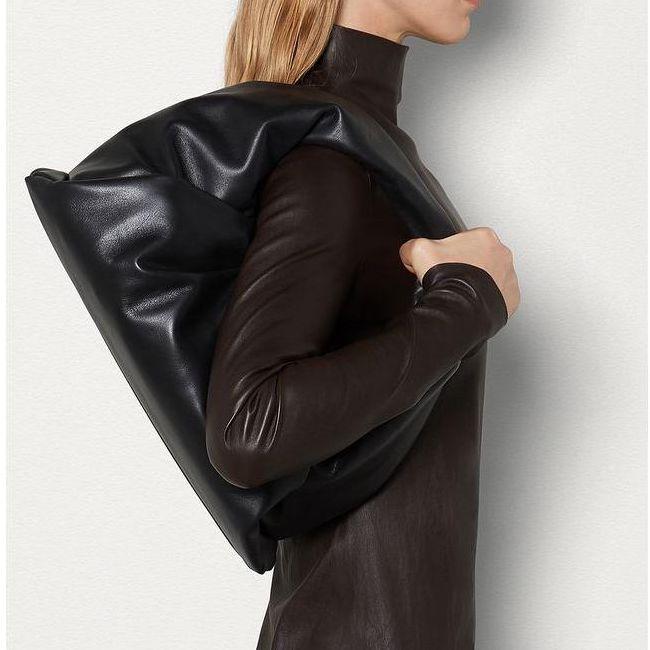 新品 ボッテガ ヴェネタ ショルダー ザ・ポーチ ナッパレザー ブラック 