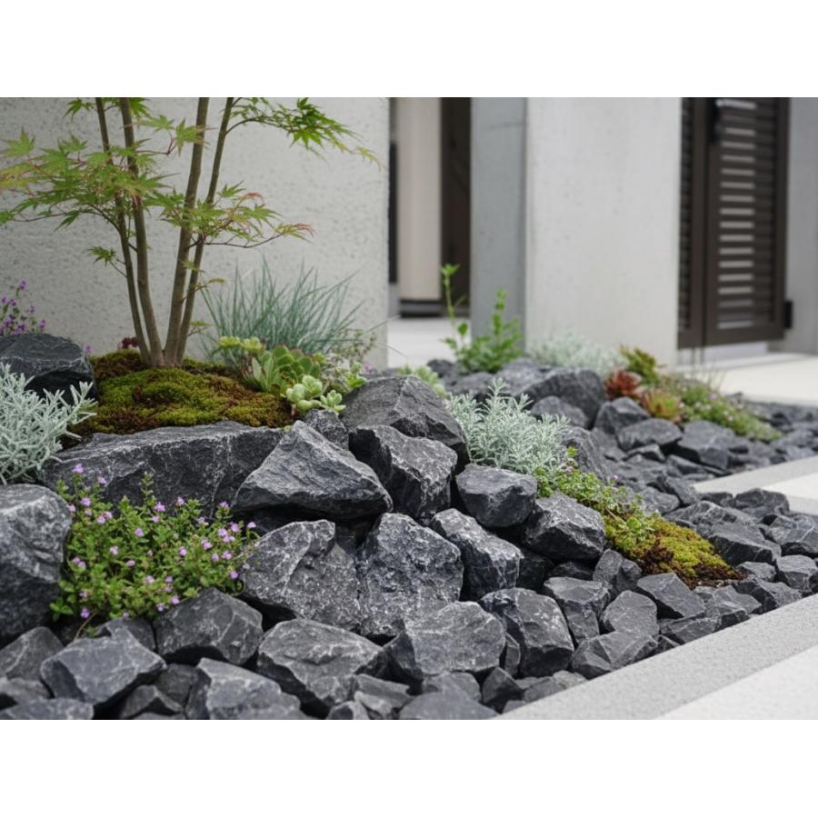 庭石^_^庭にどうですか^_^サイズもいい感じ〜汚れは有りますが割れは無いです 庭石 ロックガーデン 石 割栗石 黒 自然石 クラッシュロック