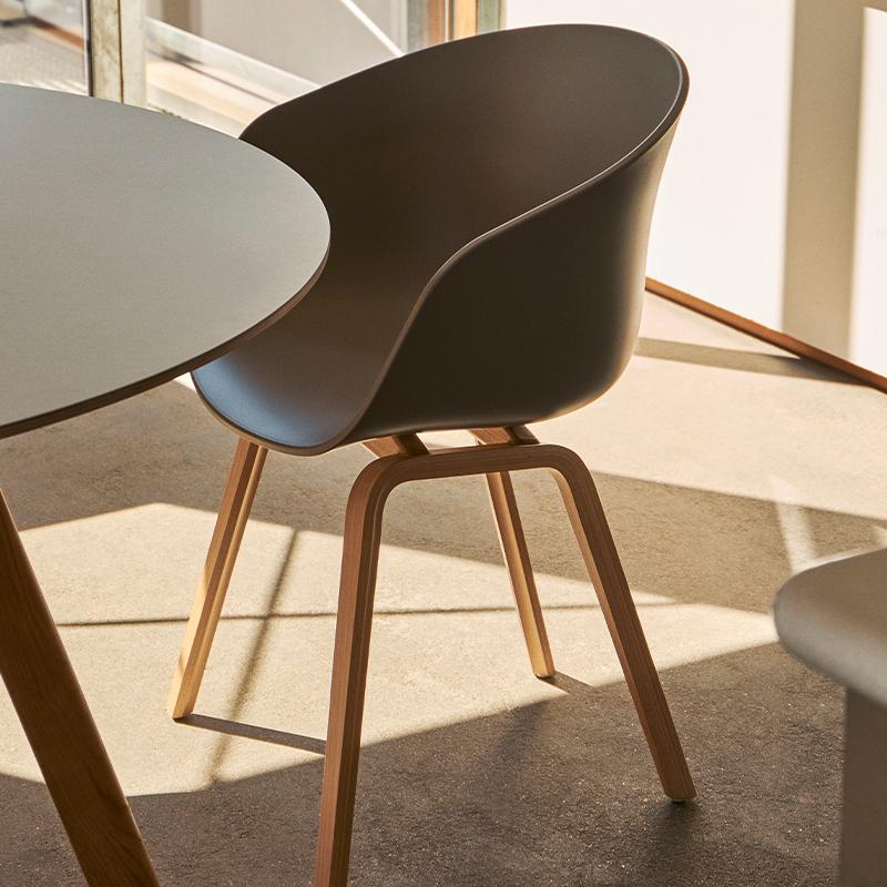 HAY ヘイ About A Chair アバウト ア チェア AAC 22 ver 2.0 アームチェア カラー：16色 ベース：オーク（水性塗装） デザイン：ヒー・ウェリングの画像