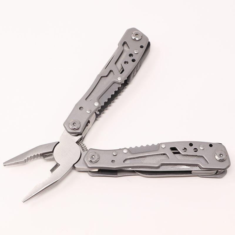 折り畳み式多機能マルチツール。しっかりしたステンレススチール
