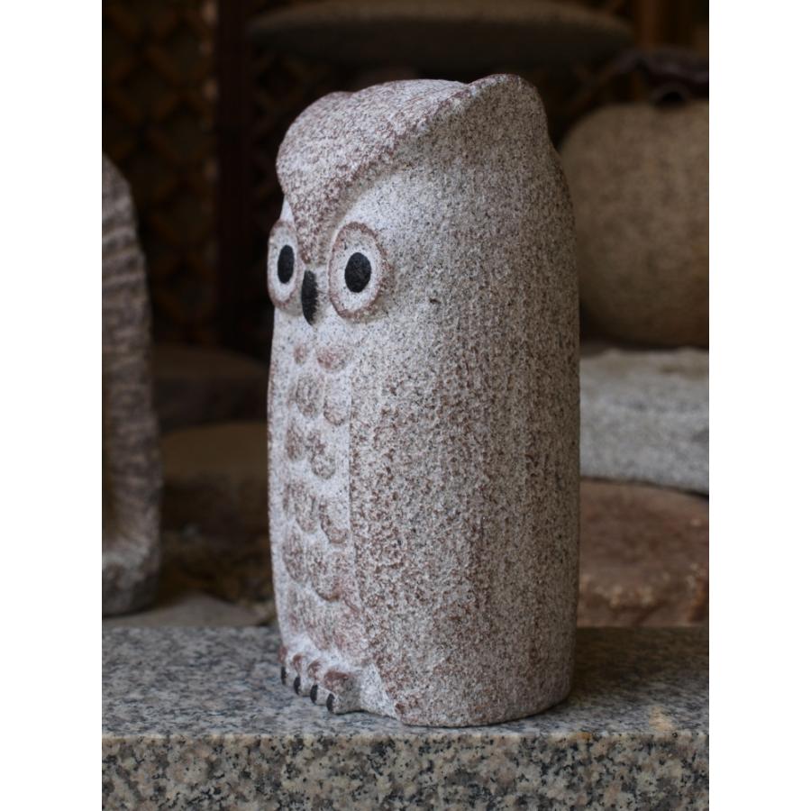 フクロウ(石の手彫り)