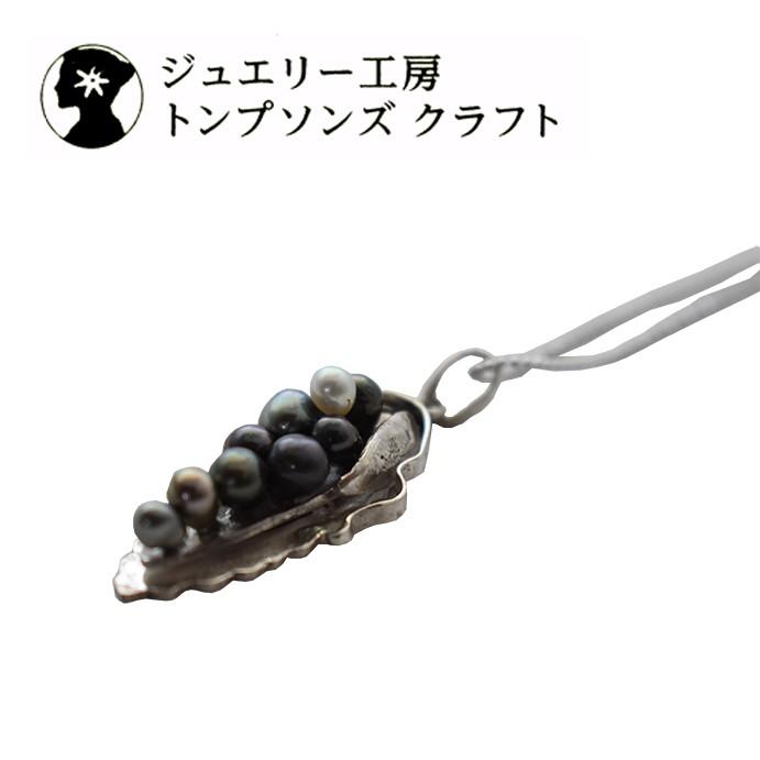 白蝶ケシ真珠と金属製の葉っぱ形ペンダント トップ シルバー