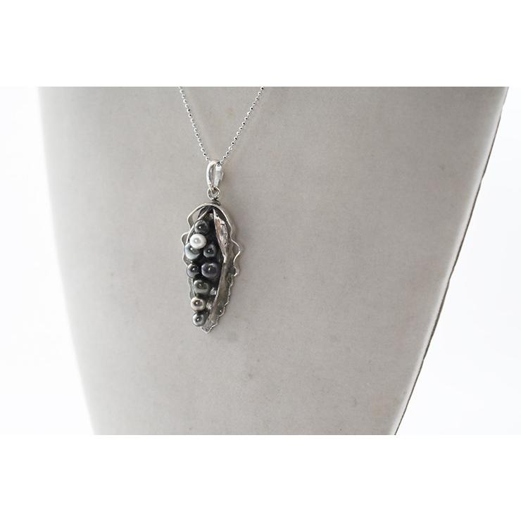 白蝶ケシ真珠と金属製の葉っぱ形ペンダント　トップ　シルバー 白蝶ケシ真珠と金属製の葉っぱ形ペンダント トップ シルバー