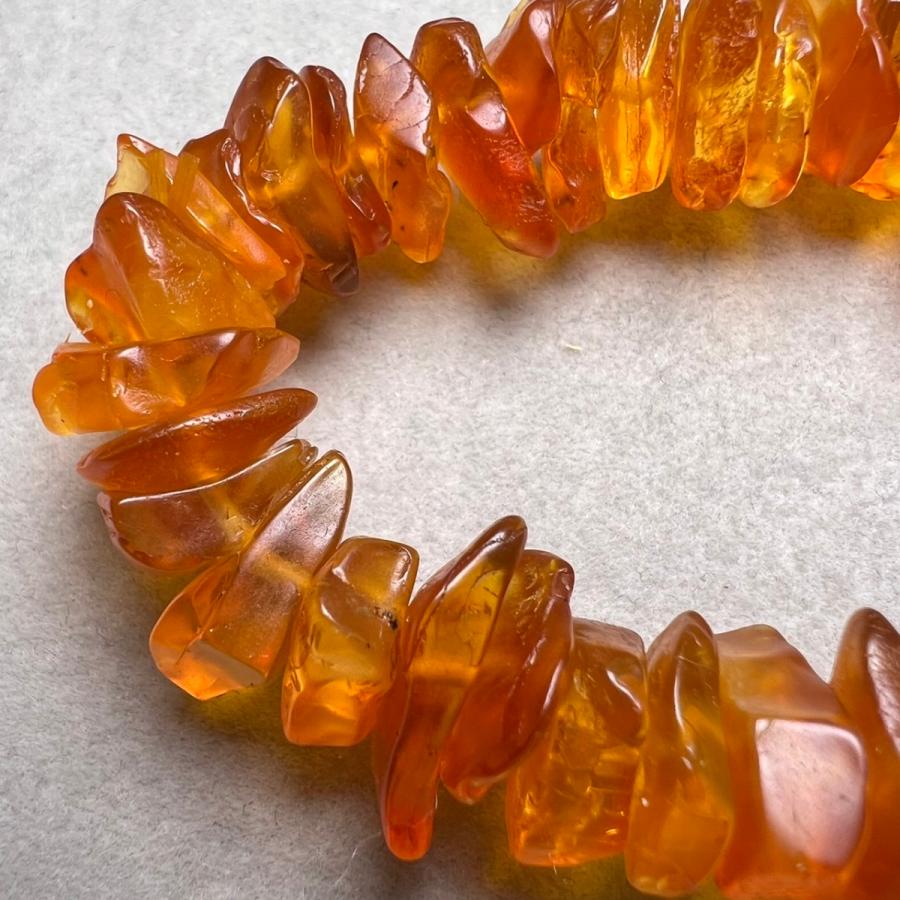 貴重 アンバー(琥珀)さざれブレスレット 内周16㌢ アンバー(琥珀)・6mm【高品質】 ブレスレット | iichi 日々の暮らしを