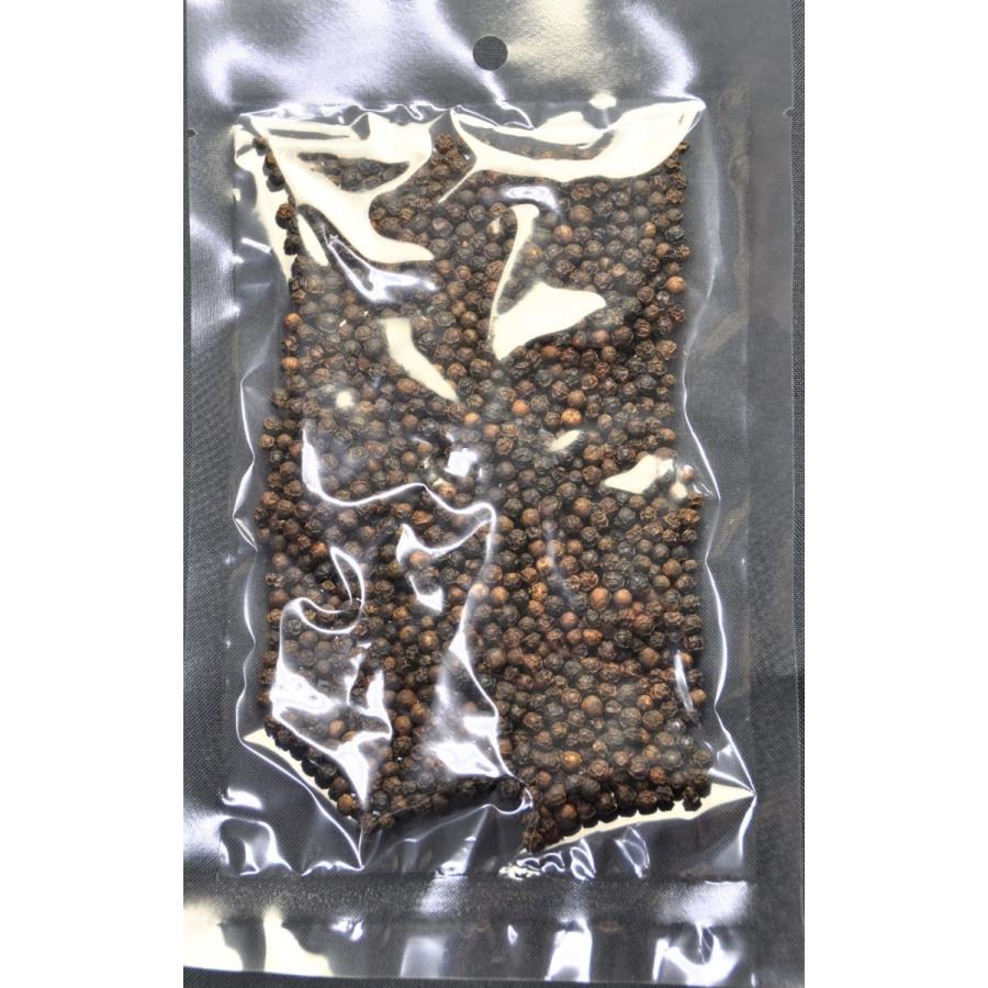 燻製黒こしょう 粒こしょう 50ｇ カルボナーラに サラダに チャー飯に こしょう好きさんにいろいろ試してみてほしい ミルが必要です Blackpiper スモークナッツのスナハラ 通販 Yahoo ショッピング