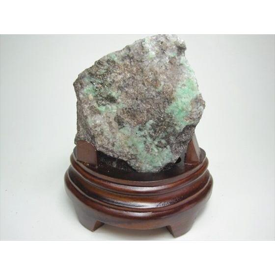 送料無料 原石 エメラルド 金雲母入り 400g 木製台座付き 一点物