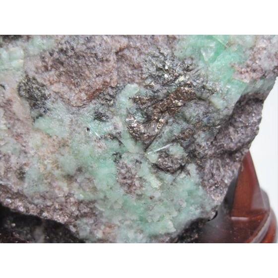 送料無料 原石 エメラルド 金雲母入り 400g 木製台座付き 一点物