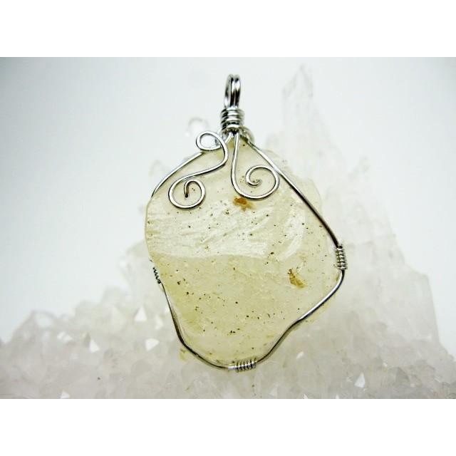 ペンダントトップ リビアングラス 6g【一点物】【鑑定済み】 : 天然石