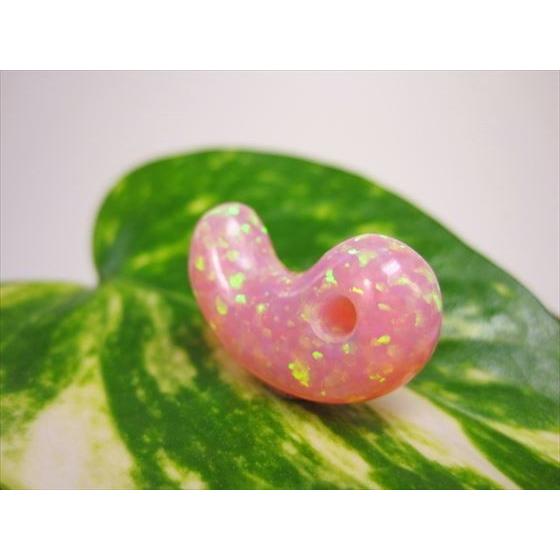勾玉 人工オパール ピンク ハンドメイド加工 25×15×8.5mm : 天然石のお