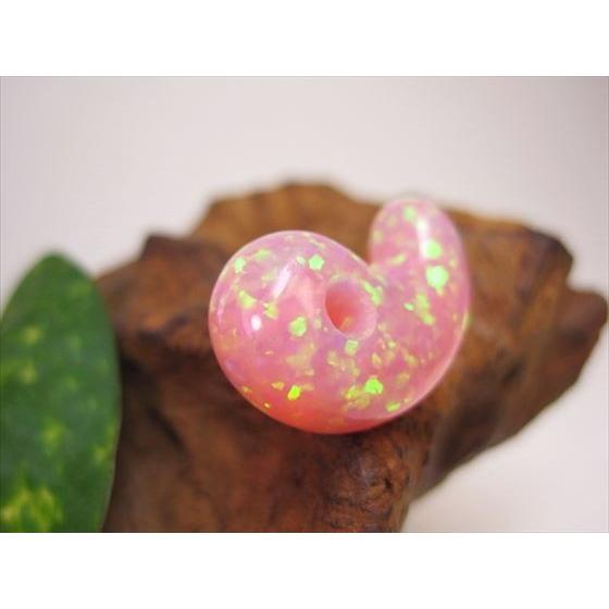 勾玉 人工オパール ピンク ハンドメイド加工 25×15×8.5mm : 天然石のお