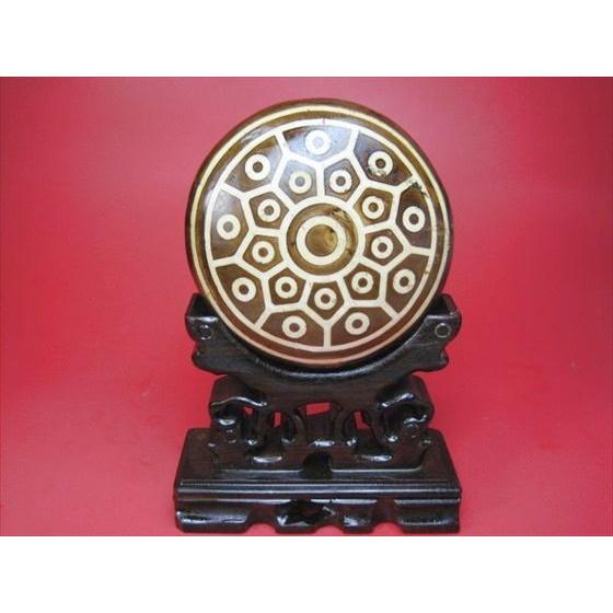 【送料無料/新品】 置物 チベット天珠 一点物 木製台座付き 245g 亀甲三十八眼天珠 オブジェ、置き物 【送料無料/新品】 置物 チベット天珠 一点物 木製台座付き 245g 亀甲三十八眼天珠 オブジェ、置き物