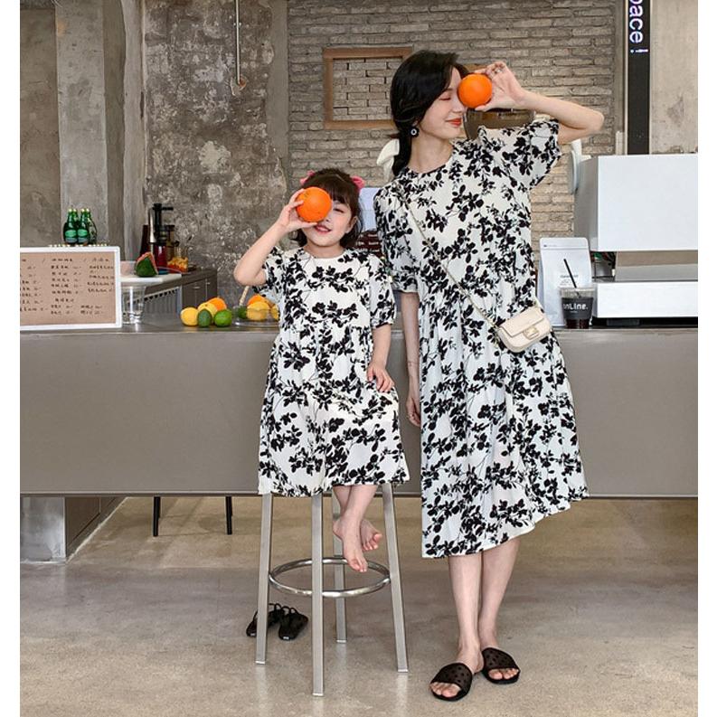 親子ペアルック ワンピース 半袖 花柄 黒白 親子コーデ 春夏 Aライン 韓国 ママと娘 きれいめ 女の子 はな柄 旅行 発表会 着痩せ おしゃれ 海 夏 旅行 最初の