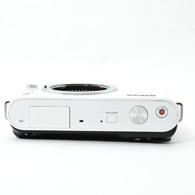 美品⭐️コンパクトミラーレスカメラ⭐️大人気ホワイト⭐️ ニコン　J1 ニコンワン ミラーレス一眼 ニコン Nikon 1 J1 ホワイト レンズキット