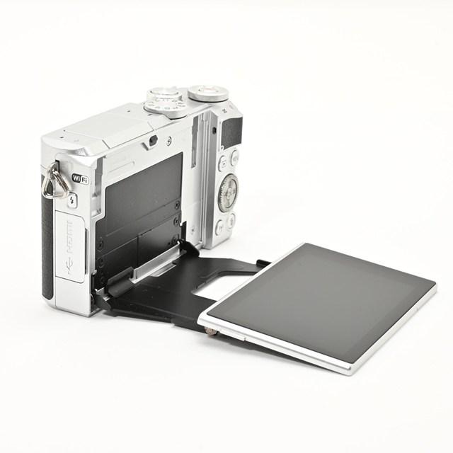 良品＞ Nikon ミラーレス一眼 Nikon1 J5 ダブルレンズキット シルバー