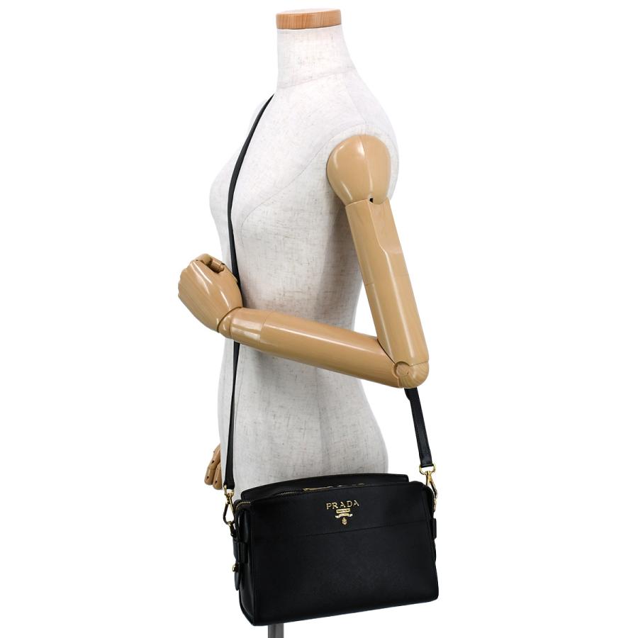 【PRADA】 プラダ ショルダーバッグ メッセンジャーバッグ　メタルロゴ　金具 PRADA（プラダ） メタルロゴ ショルダーバッグ クロスボディバッグ